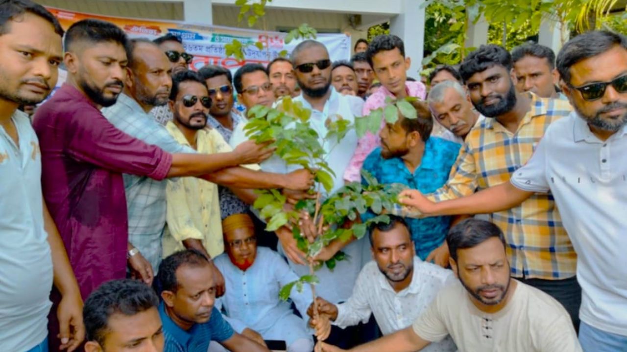 কয়রায় জাতীয়তাবাদী যুবদলের ৪৬ তম প্রতিষ্ঠা বার্ষিকী উপলক্ষে বৃক্ষ রোপন কর্মসূচি পালন।